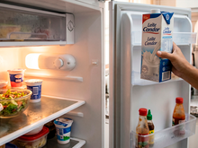 Você ainda guarda a caixa de leite na porta da geladeira? Essa é a explicação para que você pare com esse hábito