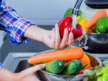 O que evitar ao lavar frutas e verduras para não prejudicar sua saúde e garantir uma higienização correta