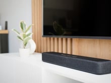 Combo com o menor preço do ano! Smart TV Samsung 43" e Soundbar por menos de R$ 2 mil