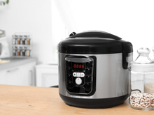 Almoço mais rápido e sem vigiar o fogão: panela elétrica 5L com 44% OFF por quase R$ 300