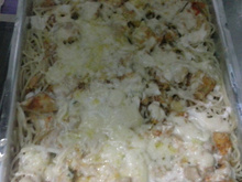 Macarrão com molho e frango desfiado