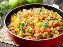 Adicione 2 ovos ao arroz que sobrou e prepare este prato delicioso para o almoço, jantar ou uma refeição rápida