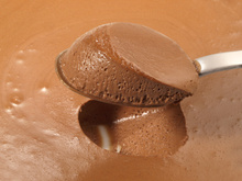Mousse de chocolate de 2 ingredientes é a sobremesa MUITO barata e gostosa para Páscoa