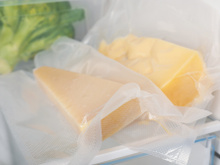 É possível congelar queijos? Saiba como conservar o alimento por mais tempo e do jeito certo
