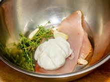 Sou cozinheira e garanto: "O segredo do frango macio não é o limão, esse ingrediente deixa ele muito tenro"