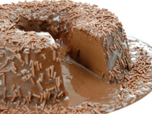 Brigadeirão cremoso em menos de 15 minutos parece um sonho, mas é realidade: aprenda a receita da sobremesa fácil