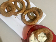 Cebolas empanadas (onion rings) e molho barbecue