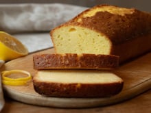 Esse bolo de limão inclusivo não precisa de glúten, leite ou ovos para ficar fofinho e ser uma delícia!