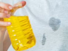 Parei de sofrer para de tirar manchas de óleo da roupa com esse truque que acaba com elas em 5 minutos