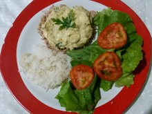 Frango com pasta de grão de bico (homus)