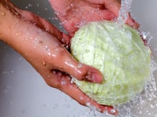 A maioria faz errado: veja como lavar repolho da forma certa