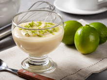 Nem ovos, nem manteiga: creme de limão fácil fica pronto em 10 minutos e é um delicioso recheio para bolos e sobremesas