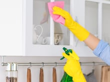 Como limpar os vidros da cozinha com uma dupla de ingredientes caseiros poderosos