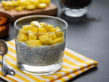 Pudim gelado de frutas com água de coco: doce fácil, fresco e pronto rapidinho