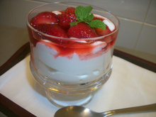 Sobremesa rápida de morango com creme