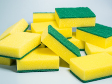 Cortar um canto da esponja é um truque inteligente e prático no qual você não pensa