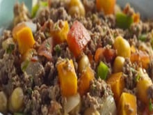 Molho de carne moída com legumes enlatados