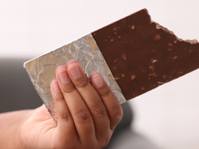 Sua barra favorita pode mudar de nome: governo sanciona lei que define o que é chocolate de verdade no Brasil