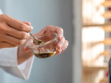 Por que é recomendado adicionar vinagre aos legumes durante o cozimento?