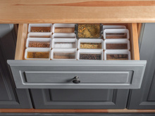 Quem nunca achou aquele pote de tempero esquecido no fundo do armário e resolveu usar? Entenda se é seguro consumir ervas antigas