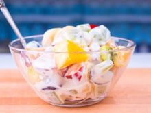 Salada de frutas cremosa: prática e deliciosa