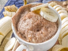 Bolo de banana de caneca sem glúten e sem lactose