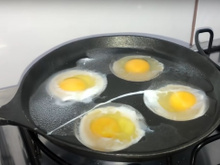 Ovo frito na água é uma perfeição para o café da manhã ou jantar: método deixa os ovos bem cozidos e sem aquele aspecto de queimado