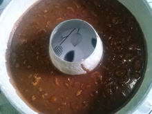 Bolo fácil chocolate com recheio de castanha de caju