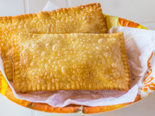 O truque dos feirantes para fazer pastel como um profissional: sequinho, crocante e sem abrir durante a fritura