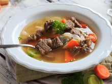 Um chef renomado revela sua receita para o melhor caldo: faça desse jeito para extrair o máximo sabor da carne e dos vegetais