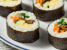 Kimbap ou gimbap, o rolinho de arroz colorido recheado com legumes e carne bovina