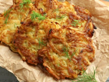 Petisco crocante de cebola e parmesão pronto em 15 minutos e sem fritura: a receita perfeita para servir como aperitivo ou entrada