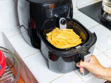 Truque INFALÍVEL e BARATO vai salvar a limpeza da sua airfryer para sempre