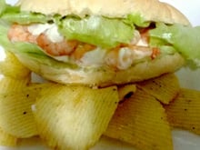 Sanduíche de camarão com requeijão