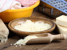 Descobri uma misturinha caseira fantástica para cuidar da casa: é só ralar meio sabão em barra na água quente, adicionar álcool 70% e deixar esfriar