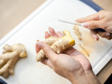 Pare de descascar o gengibre usando faca: outro utensílio torna tudo mais fácil