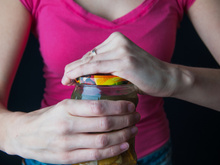 “Não é força, é jeito”, depois que aprendi esse truque para abrir potes de conservas e geleias nunca mais passei sufoco