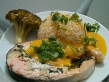 Salmão assado ao molho de manga