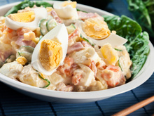 Como fazer uma salada de batata com ovo muito cremosa: não leva maionese e o molho tem um ingrediente secreto