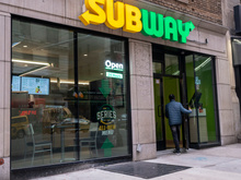 Lanche grátis para sempre: rede de fast-food promete sanduíches gratuitos, mas pede algo valioso em troca. Teria coragem?