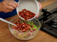 Baconese: receita cremosa de maionese de batata com bacon é de comer rezando