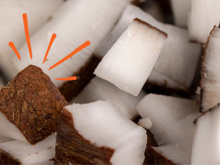 Pode comer a casca (aquela marrom) do coco seco? Entenda se parte da fruta tem benefícios ou malefícios