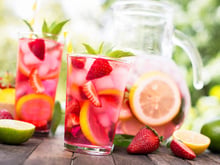 Como fazer limonada de morango: receita de pink lemonade