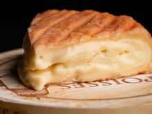 Queijo mais fedorento do mundo, com cheiro forte que lembra chulé, é tão cremoso e saboroso que recebeu o título de "rei dos queijos"