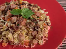 Arroz carreteiro na panela de pressão: receita fica pronta em 20 minutos e rende muito, sempre faço quando quero uma refeição rápida