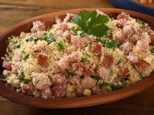 Essa é a melhor farofa de natal que eu já comi: receita simples, fácil e com bacon, é claro