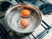 Você fez errado a vida inteira, mas o ovo perfeito para o café da manhã leva 32 minutos