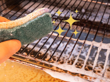 Diga adeus ao acúmulo de gordura no fogão: aprenda truque simples para limpar as grelhas sem esforço