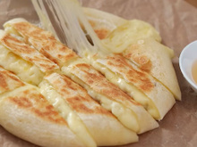 Aprendi a fazer um pão crocante com batata e queijo na frigideira e não quero saber de outra coisa: receita fácil e deliciosa