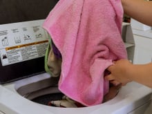 Basta uma colherada disso na máquina de lavar e suas toalhas ficarão macias novamente (não é vinagre!)